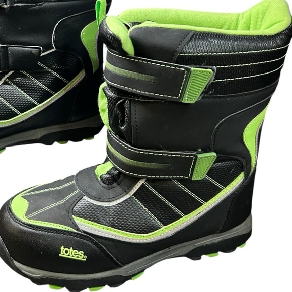 Totes “Seth” Style | PO# 210041508
Men’s Size 6 (fits Women’s 8.5) green black main image 5